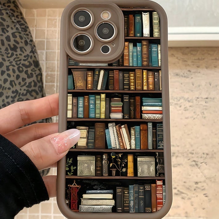 🔥2025 UUSI UUSI📚📱TPU-puhelinkotelo, jossa on piirretty kirjahyllykuvio