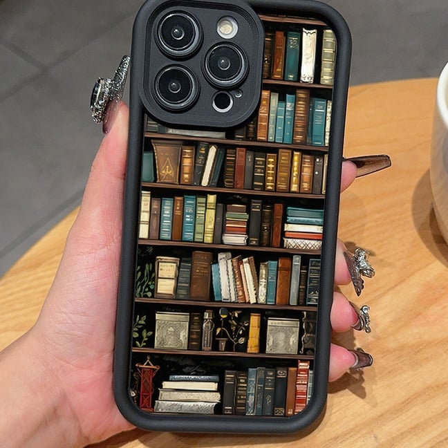 🔥2025 UUSI UUSI📚📱TPU-puhelinkotelo, jossa on piirretty kirjahyllykuvio